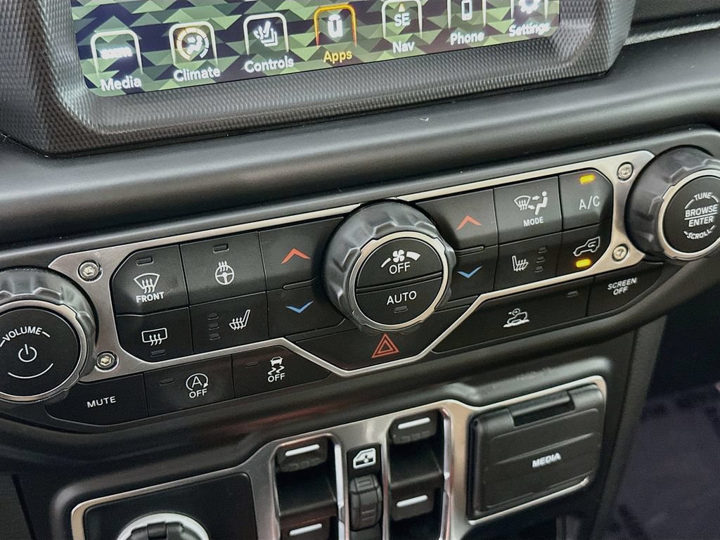 Used 2022 Jeep Wrangler Unlimited Sahara w/ Cold Weather Group AWD/4WD image 17