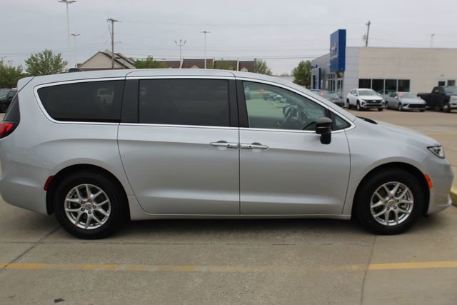 Used 2024 Chrysler Pacifica Touring-L image 5