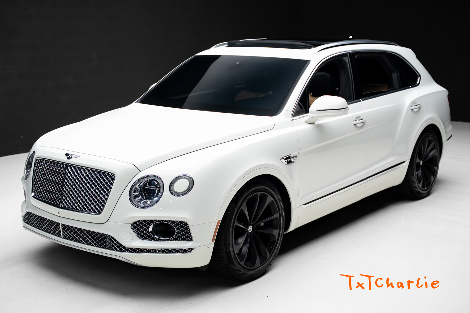 Used 2018 Bentley Bentayga AWD/4WD image 1