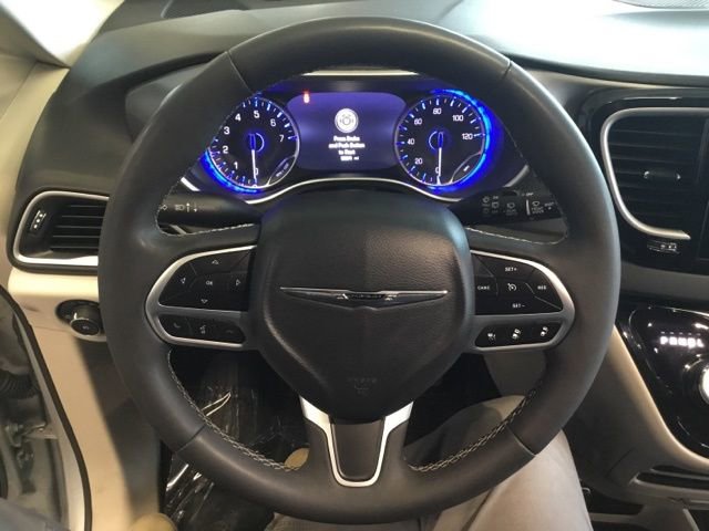 Used 2024 Chrysler Pacifica Touring-L FWD image 17