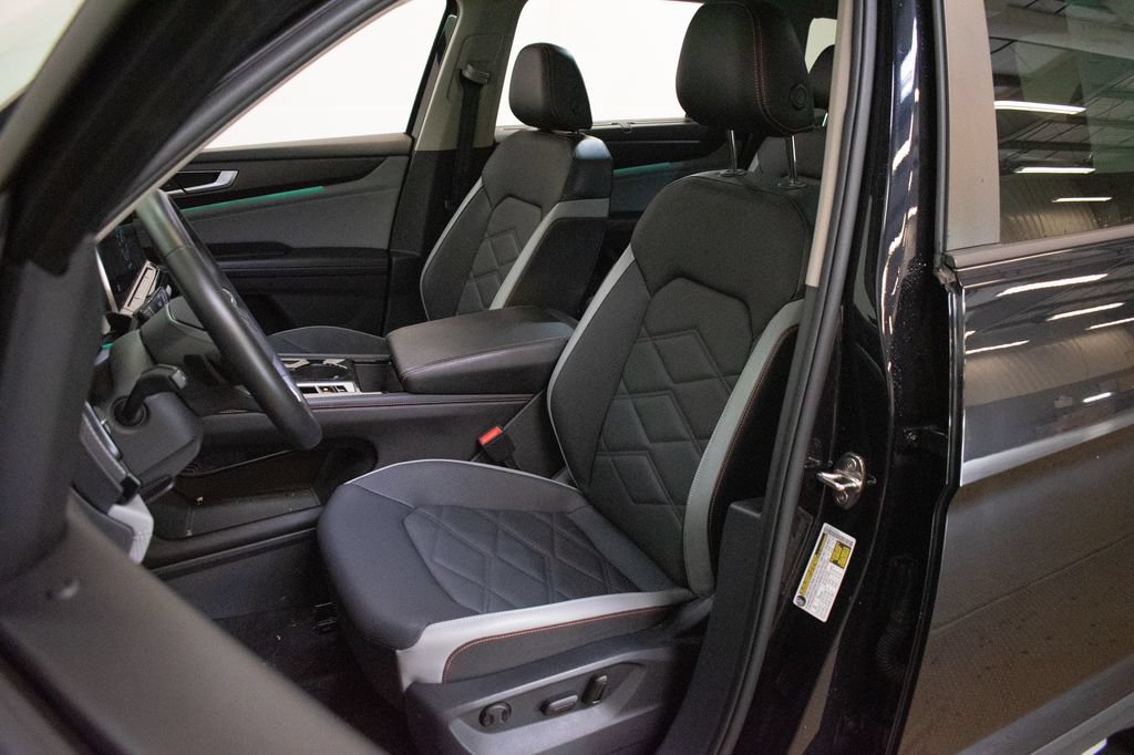 Used 2024 Volkswagen Atlas Peak Edition SE AWD/4WD image 19