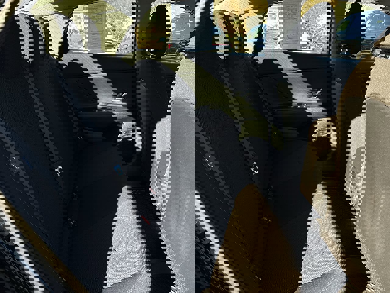 Used 2025 Hyundai Elantra SE image 21