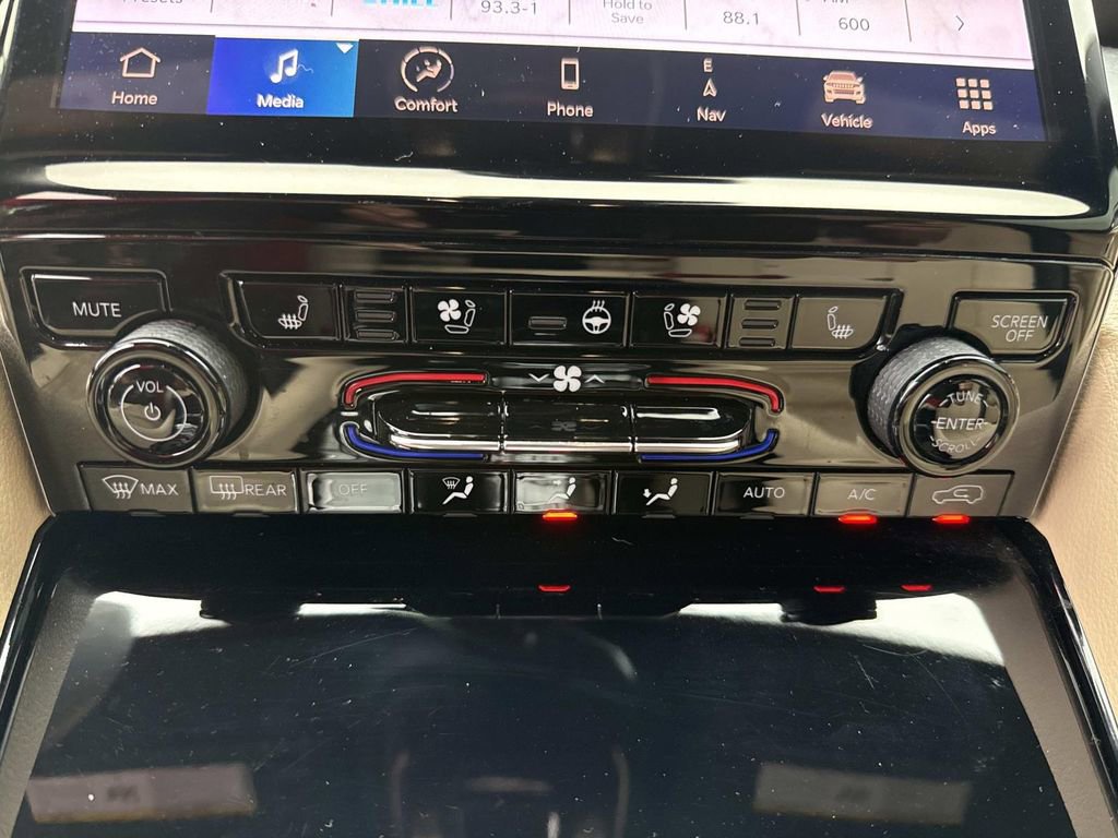 Used 2023 Jeep Grand Cherokee L Limited w/ Luxury Tech Group II image 33