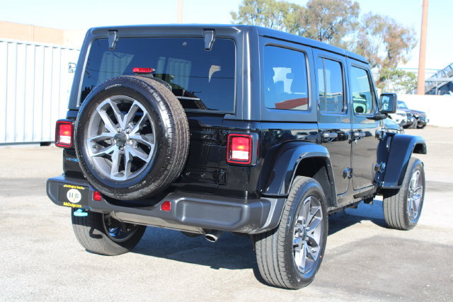 Used 2024 Jeep Wrangler Unlimited w/ Convenience Group AWD/4WD image 5