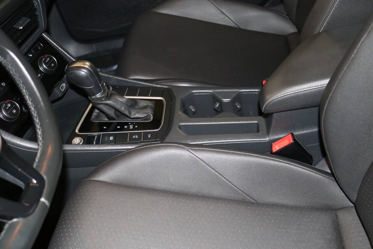 Used 2019 Volkswagen Jetta SE w/ Cold Weather Package FWD image 39