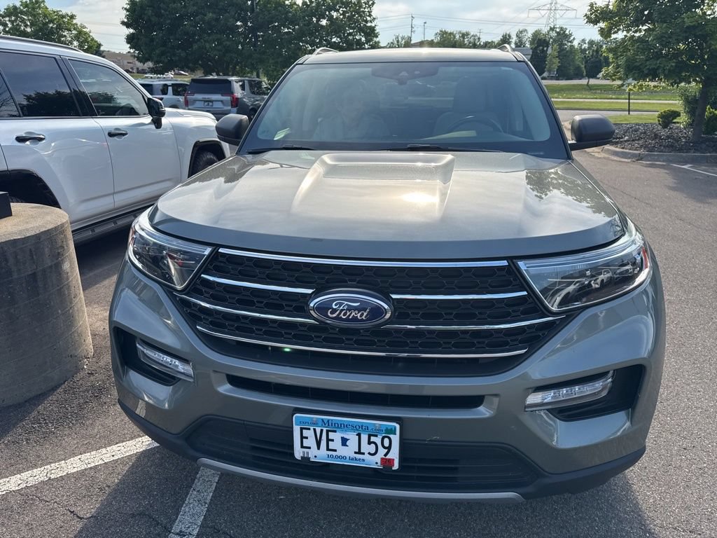 Used 2020 Ford Explorer XLT w/ Equipment Group 202A AWD/4WD image 2