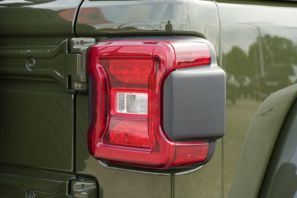 Used 2021 Jeep Wrangler Unlimited Sahara w/ Cold Weather Group AWD/4WD image 19