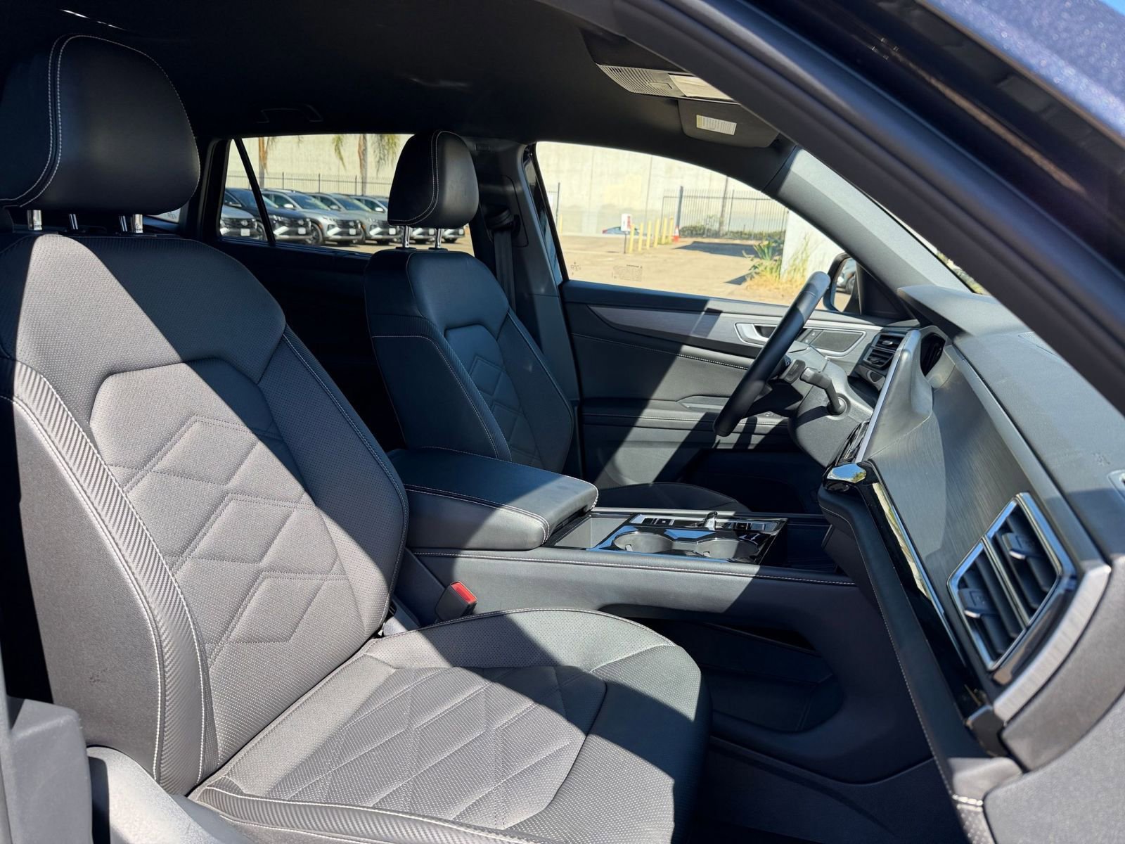 Used 2025 Volkswagen Atlas Cross Sport SE image 36