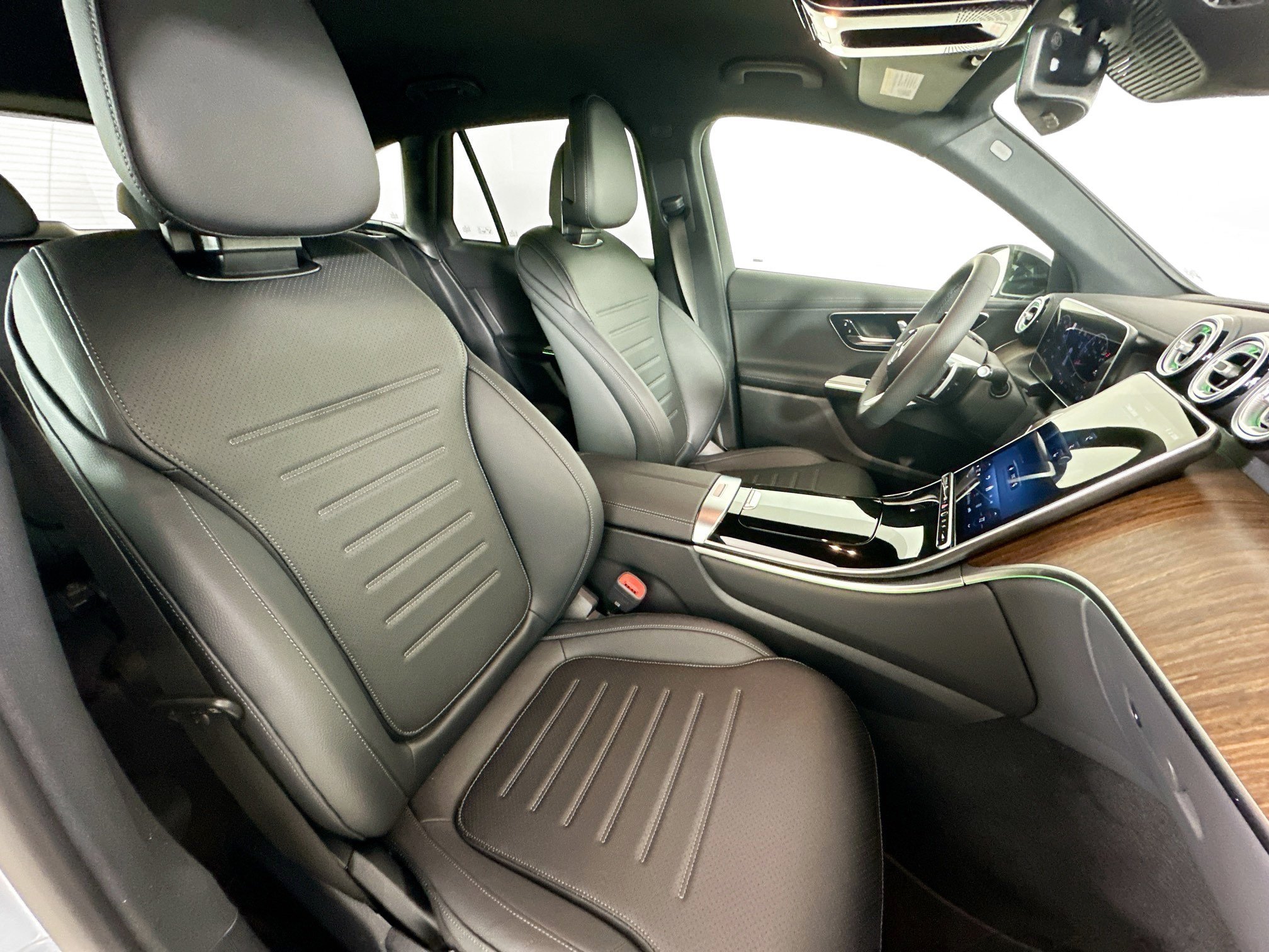 Used 2026 Mercedes-Benz GLC 300 4MATIC image 34