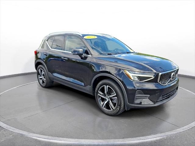 Used 2024 Volvo XC40 B5 Core AWD/4WD image 2