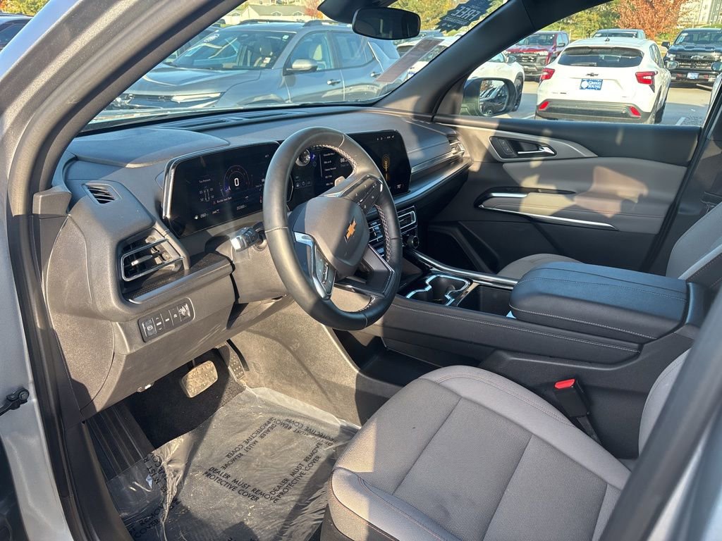 Used 2025 Chevrolet Traverse LT image 17