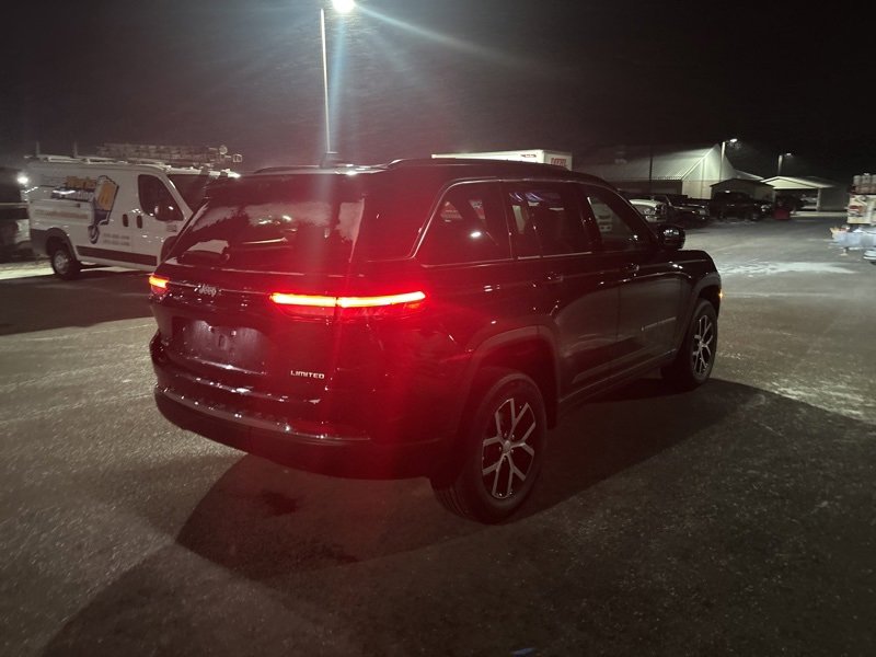 New 2025 Jeep Grand Cherokee Limited w/ Luxury Tech Group II image 3