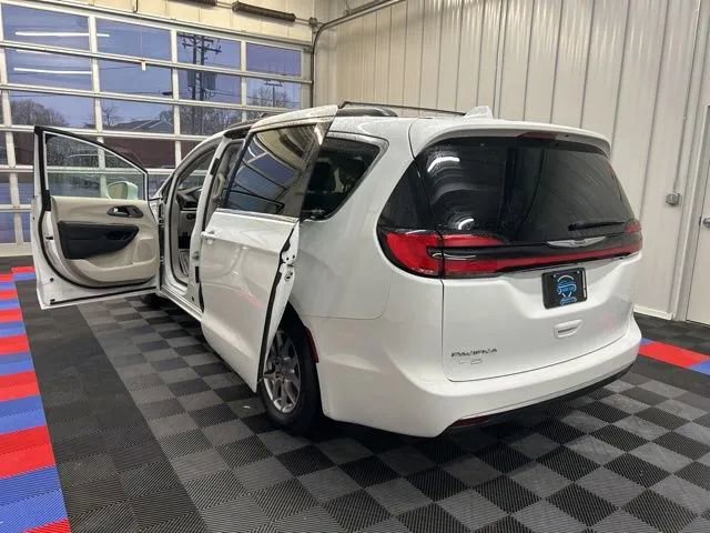 Used 2022 Chrysler Pacifica Touring-L image 12