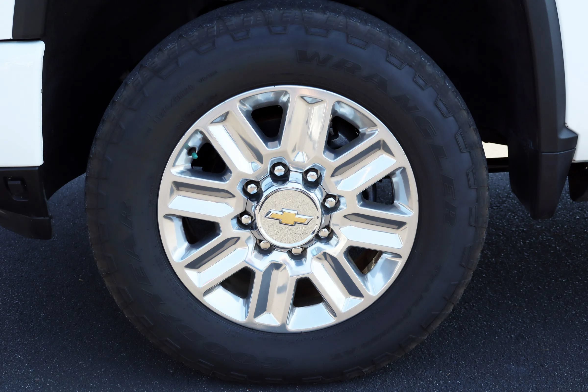 Used 2024 Chevrolet Silverado 2500 High Country w/ High Country Premium Package AWD/4WD image 32