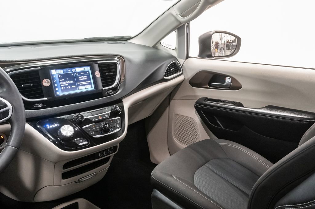 Used 2022 Chrysler Voyager LX FWD image 11
