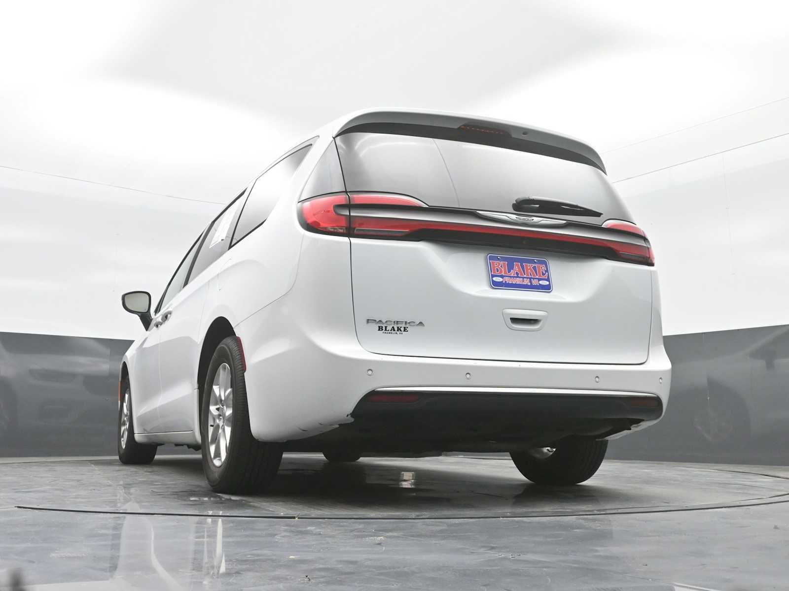 Used 2024 Chrysler Pacifica Touring-L image 22