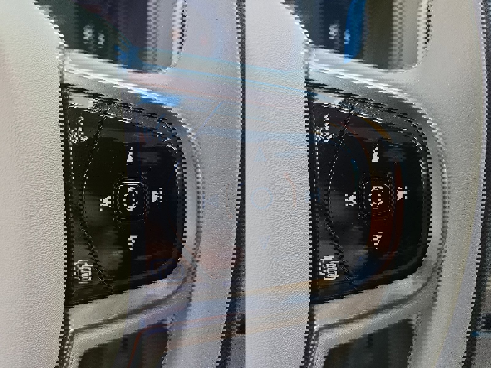 Used 2023 Volvo XC90 B6 Plus image 24