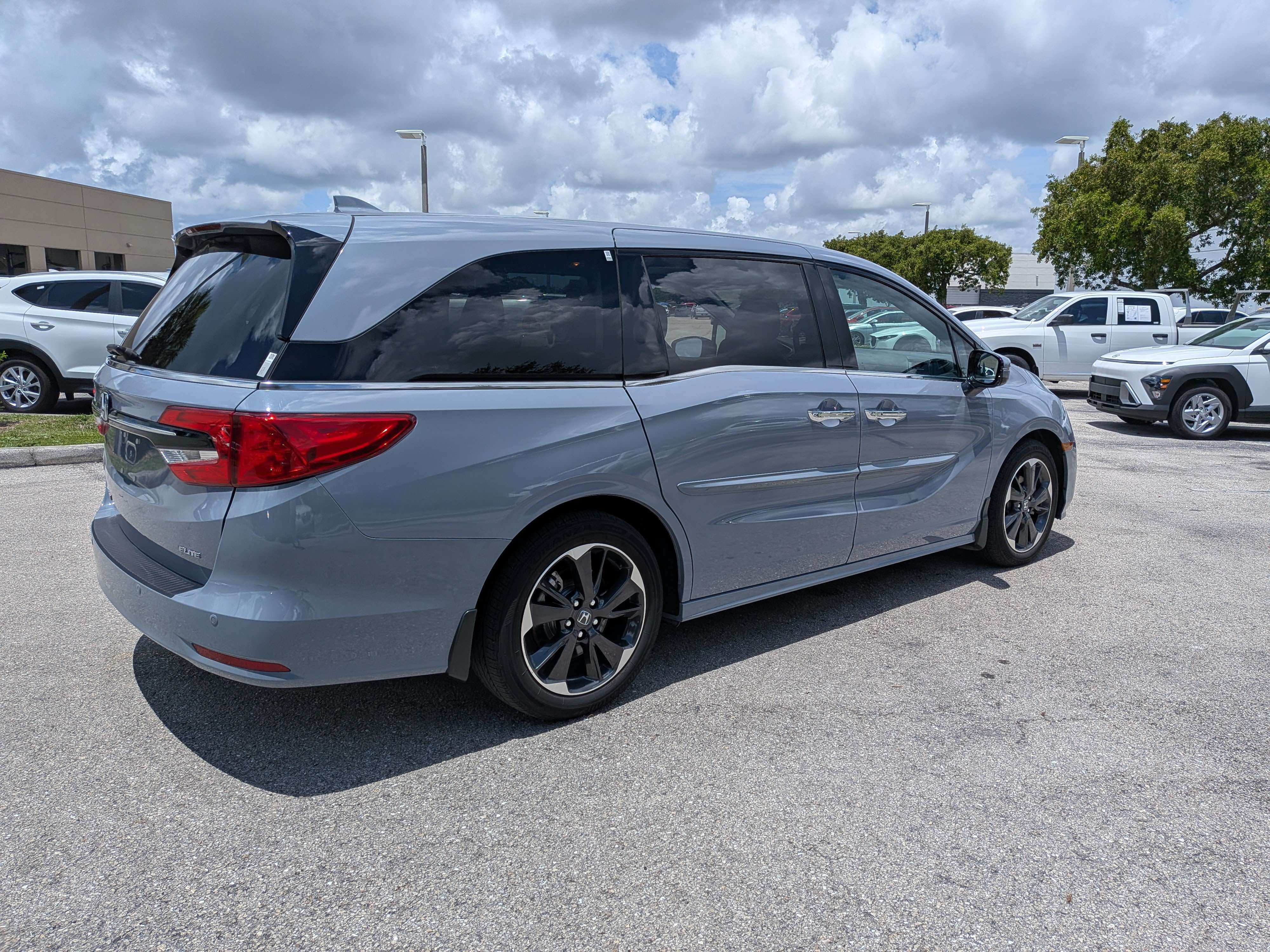 Used 2023 Honda Odyssey Elite image 4