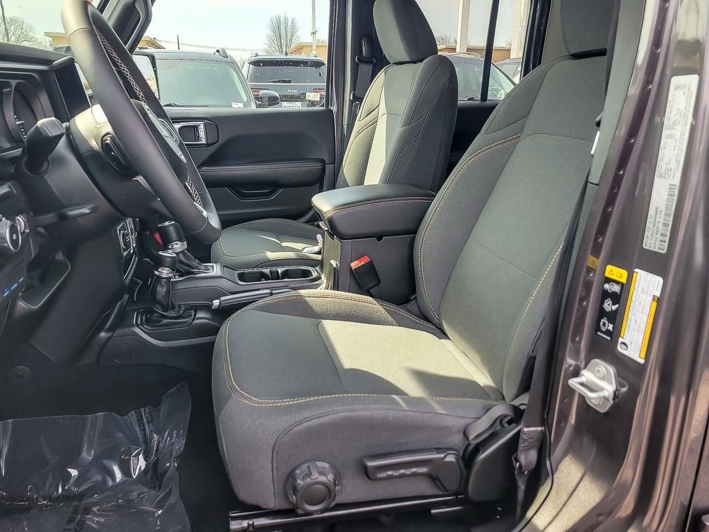 Used 2025 Jeep Wrangler Unlimited Sahara w/ Safety Group AWD/4WD image 8