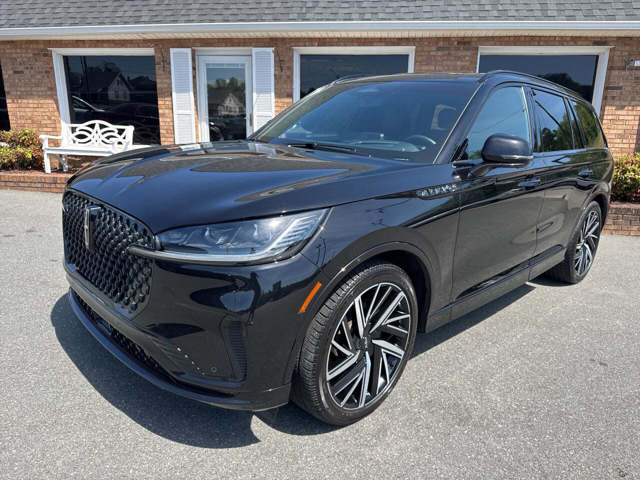 Used 2025 Lincoln Aviator Black Label w/ Jet Appearance Package AWD/4WD image 5