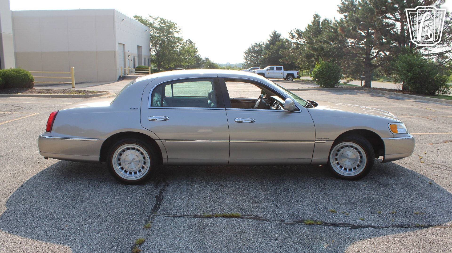 Used 2002 Lincoln Town Car Executive RWD image 31