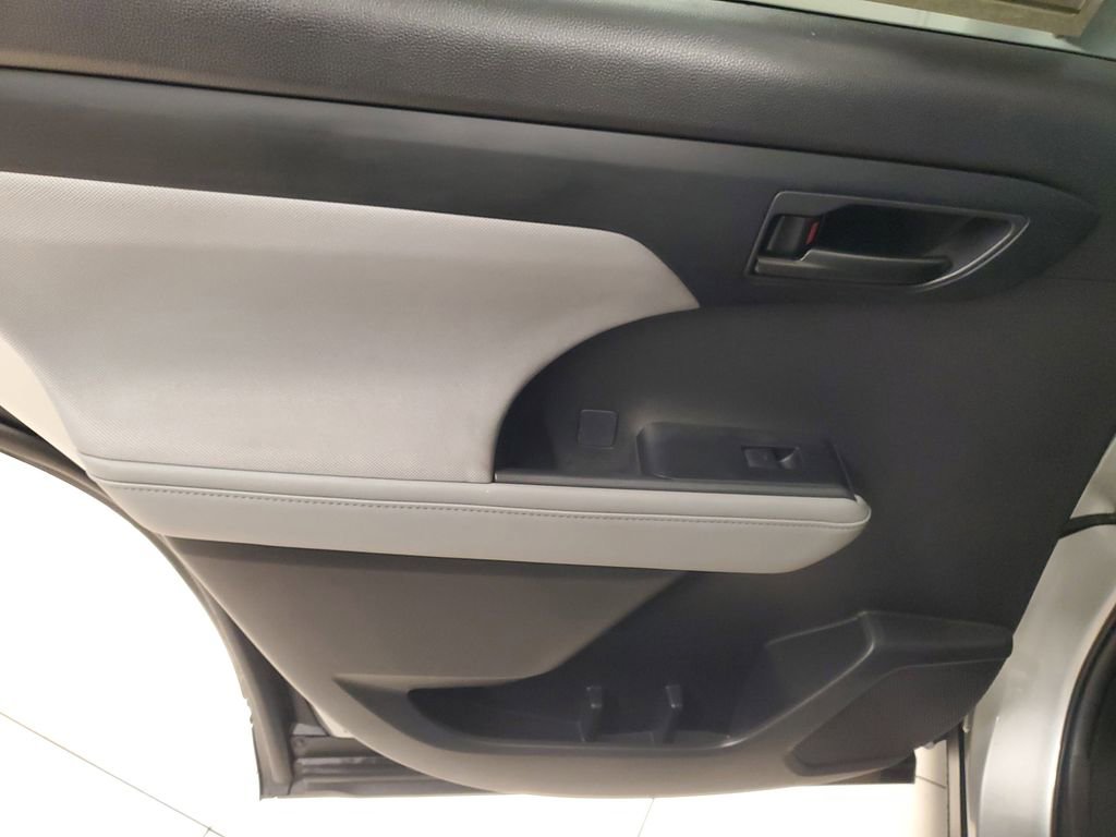 Used 2024 Toyota Highlander LE FWD image 15