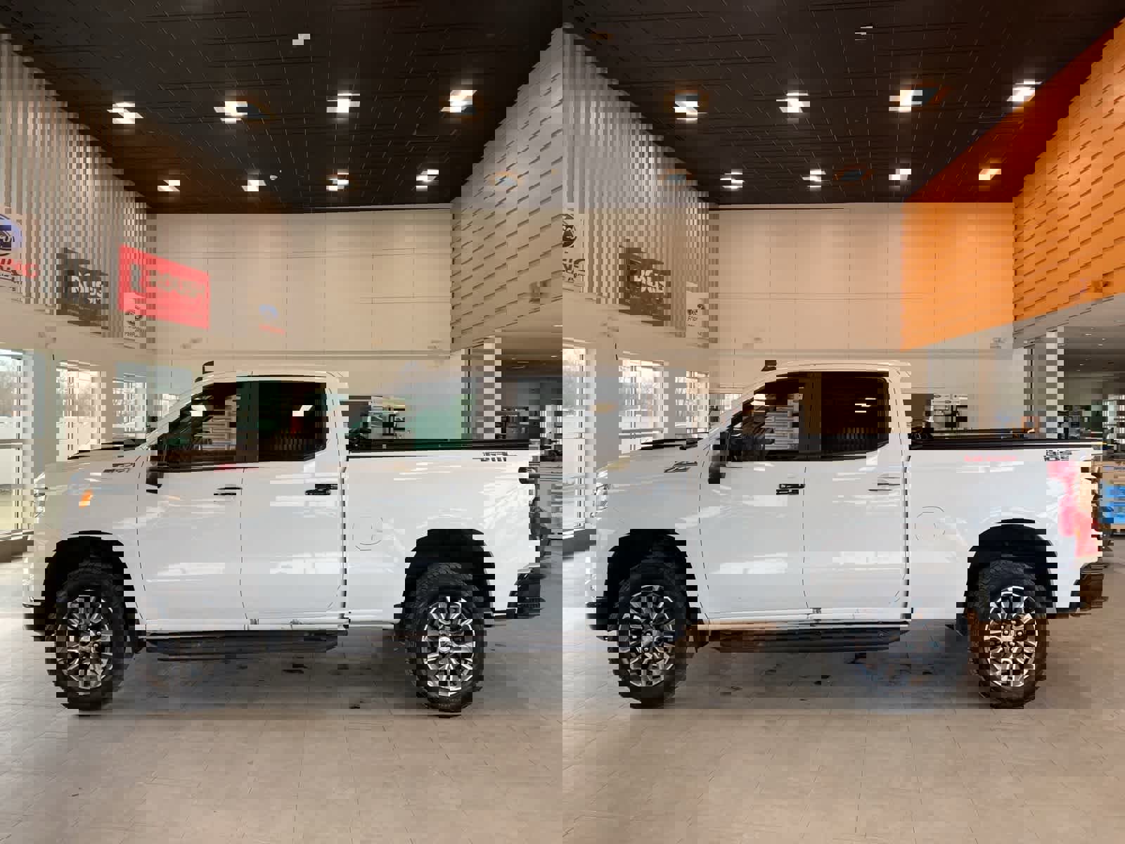 Used 2022 Chevrolet Silverado 1500 LT Trail Boss w/ Convenience Package II image 2