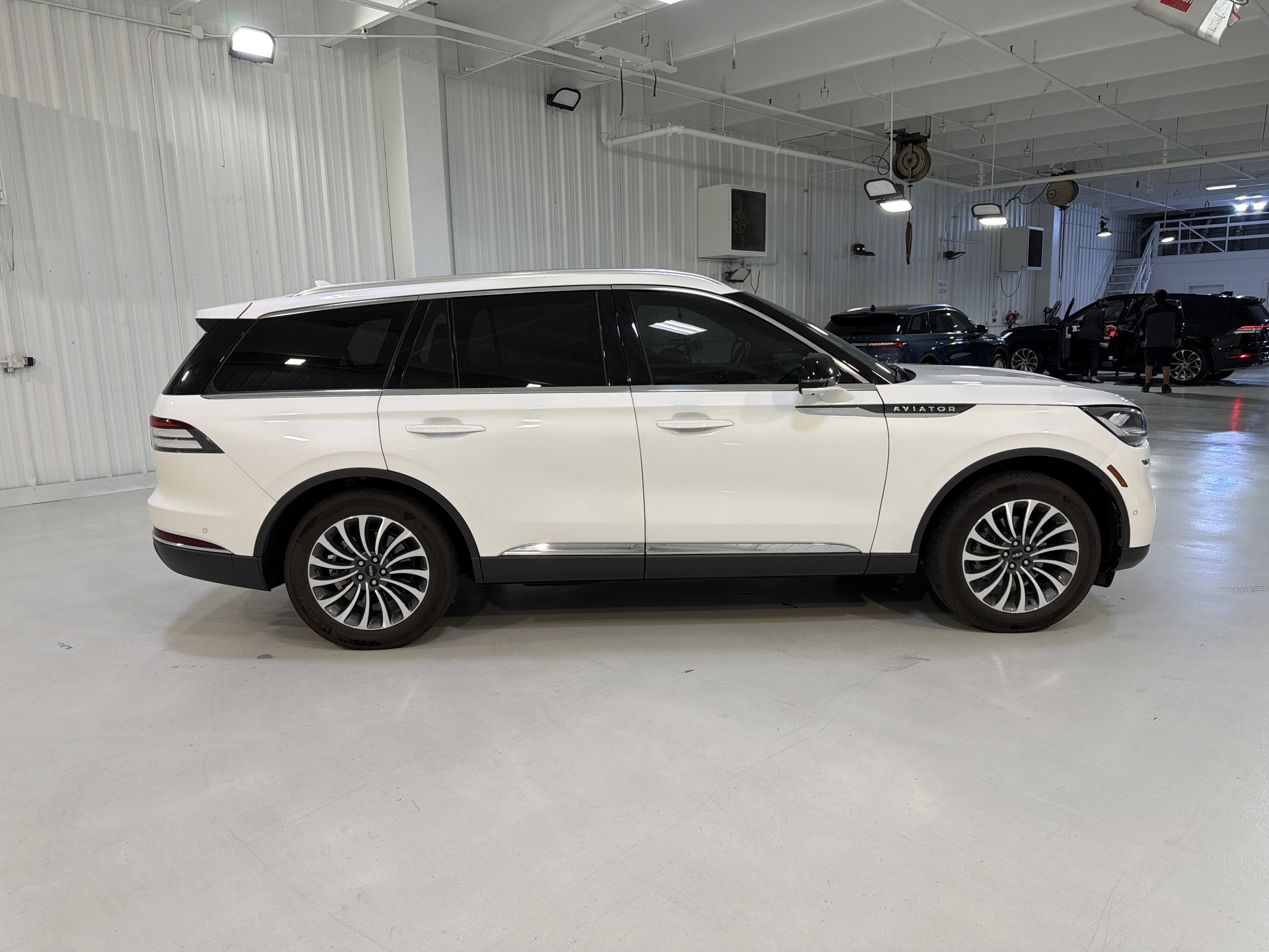 Used 2024 Lincoln Aviator Reserve w/ Elements Package Plus RWD image 6
