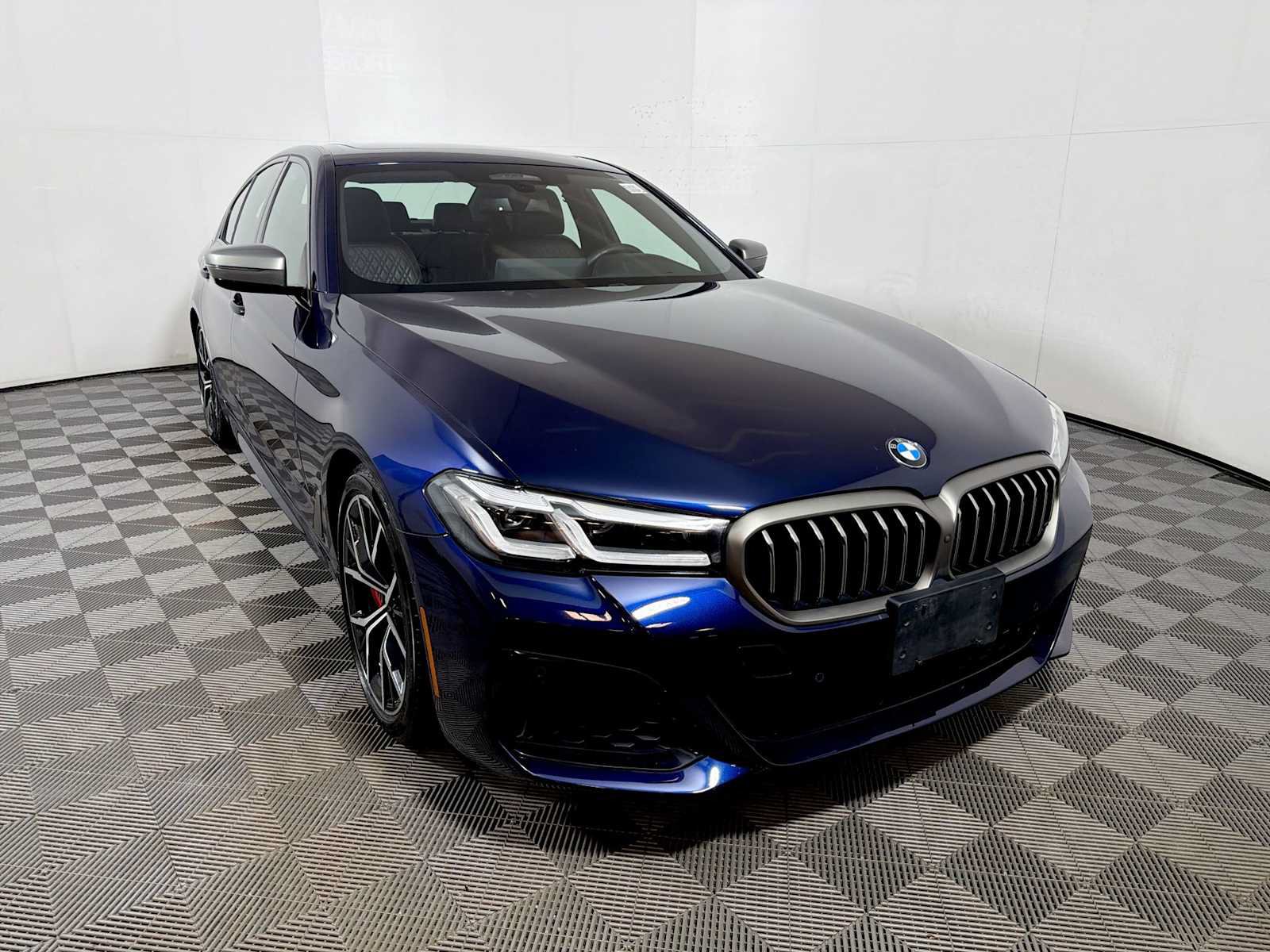 Used 2022 BMW M550i xDrive w/ Executive Package AWD/4WD image 2