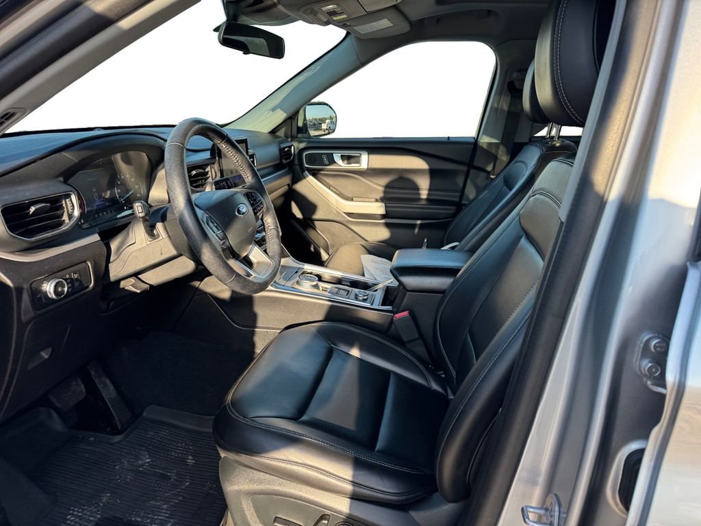 Certified 2022 Ford Explorer XLT w/ Equipment Group 202A image 9
