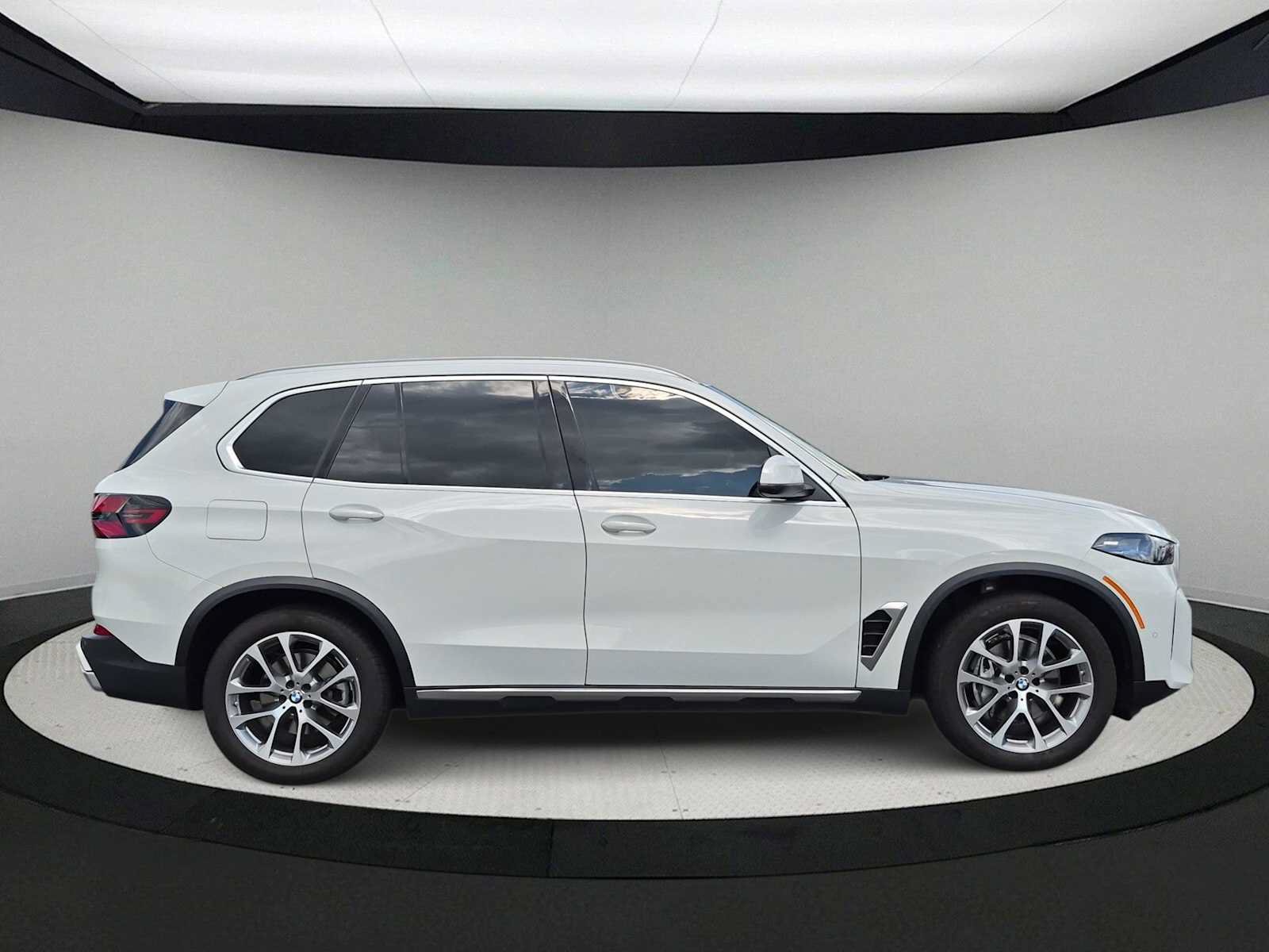 Used 2024 BMW X5 xDrive40i w/ Premium Package AWD/4WD image 9