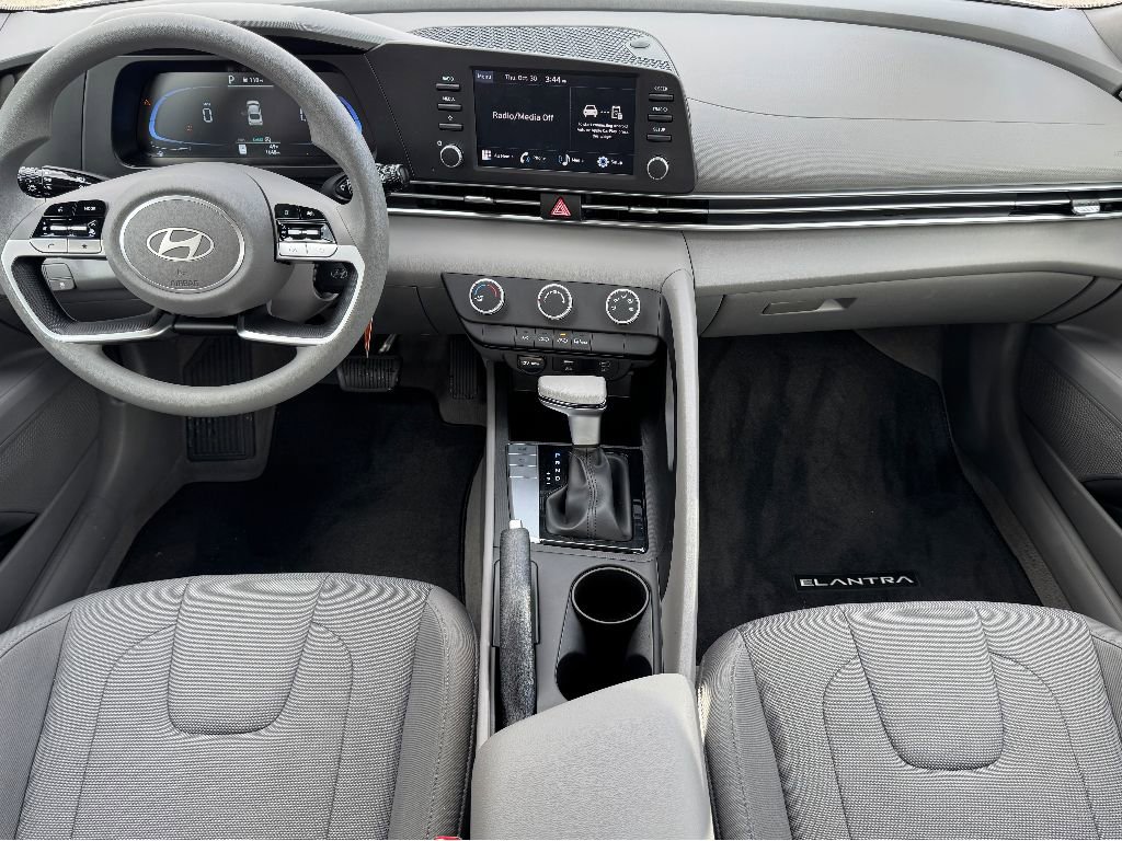 Used 2025 Hyundai Elantra SE image 9