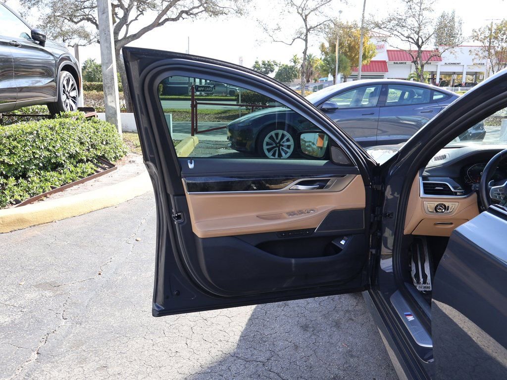 Used 2022 BMW 740i w/ M Sport Package image 27