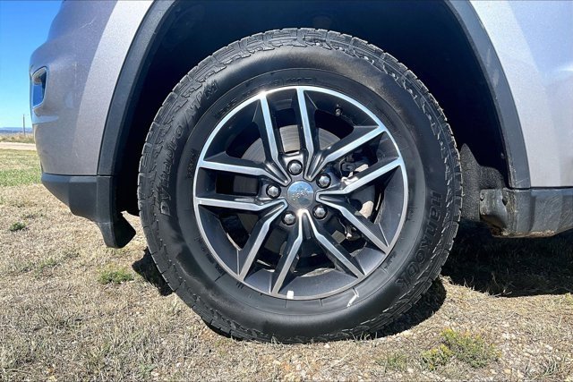 Used 2017 Jeep Grand Cherokee Limited AWD/4WD image 4