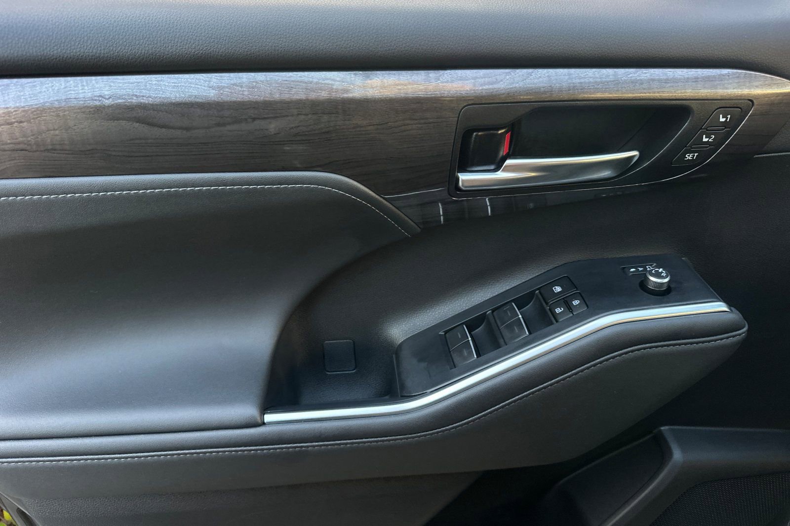 Used 2024 Toyota Highlander Limited image 25