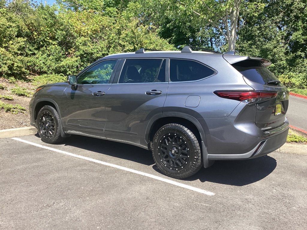Used 2023 Toyota Highlander XLE AWD/4WD image 9