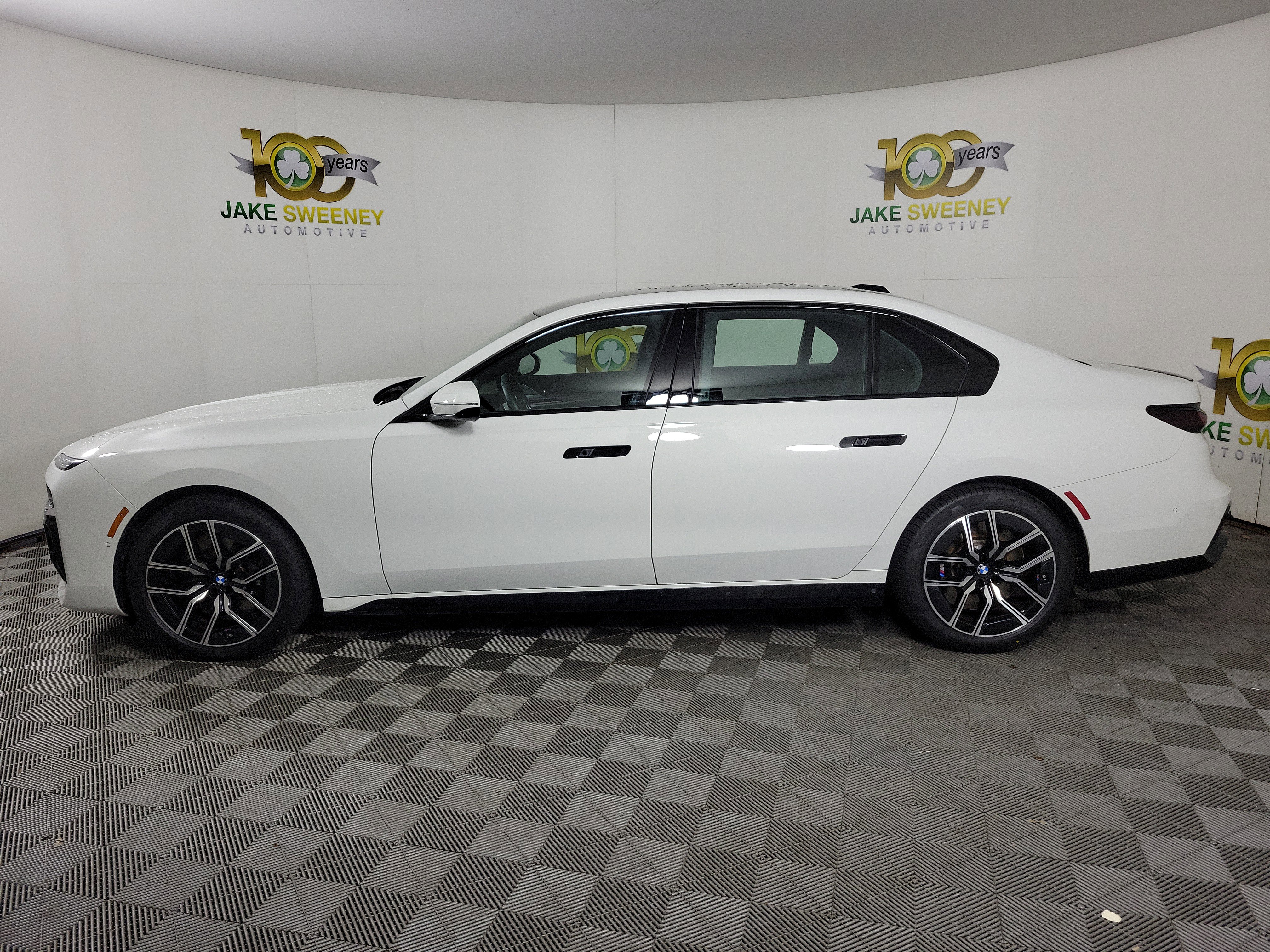 Certified 2023 BMW 760i xDrive w/ Executive Package AWD/4WD image 4