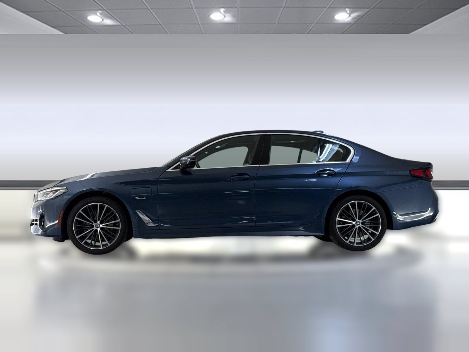 Used 2023 BMW 530e w/ Premium Package RWD image 2