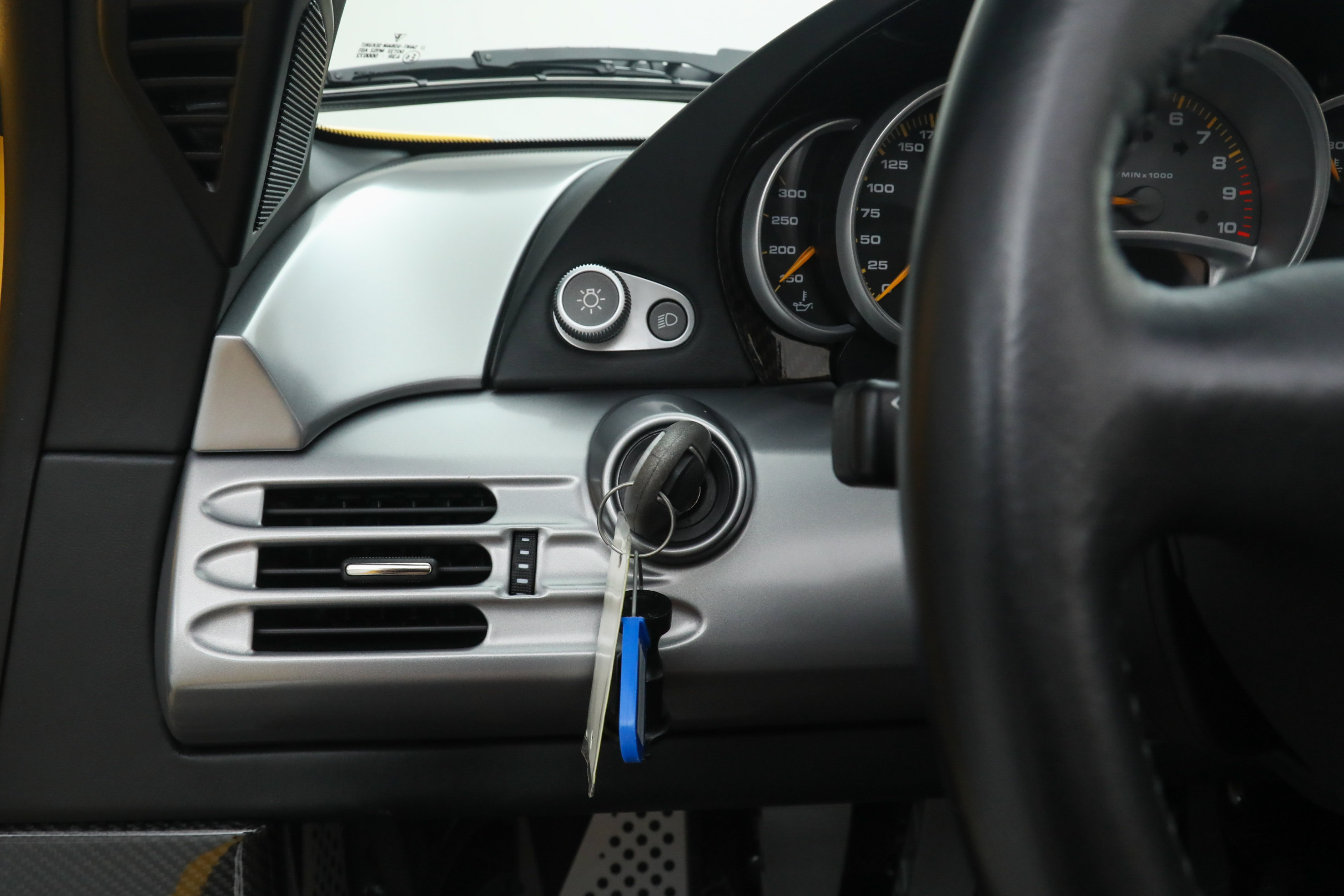Used 2005 Porsche Carrera GT RWD image 32