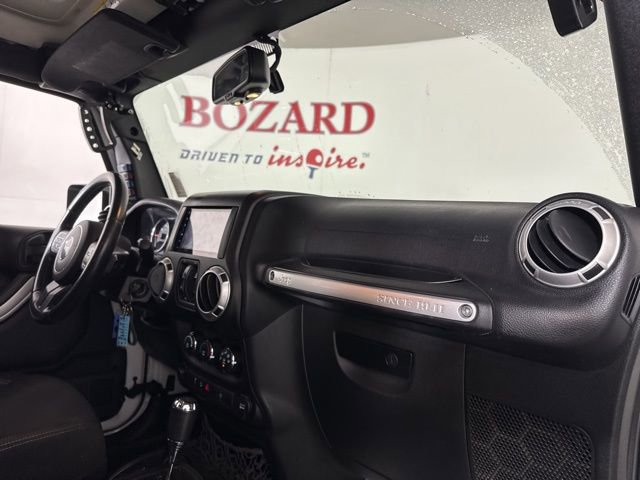 Used 2015 Jeep Wrangler Unlimited Rubicon w/ Connectivity Group image 17