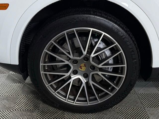 Used 2023 Porsche Cayenne Platinum Edition image 11