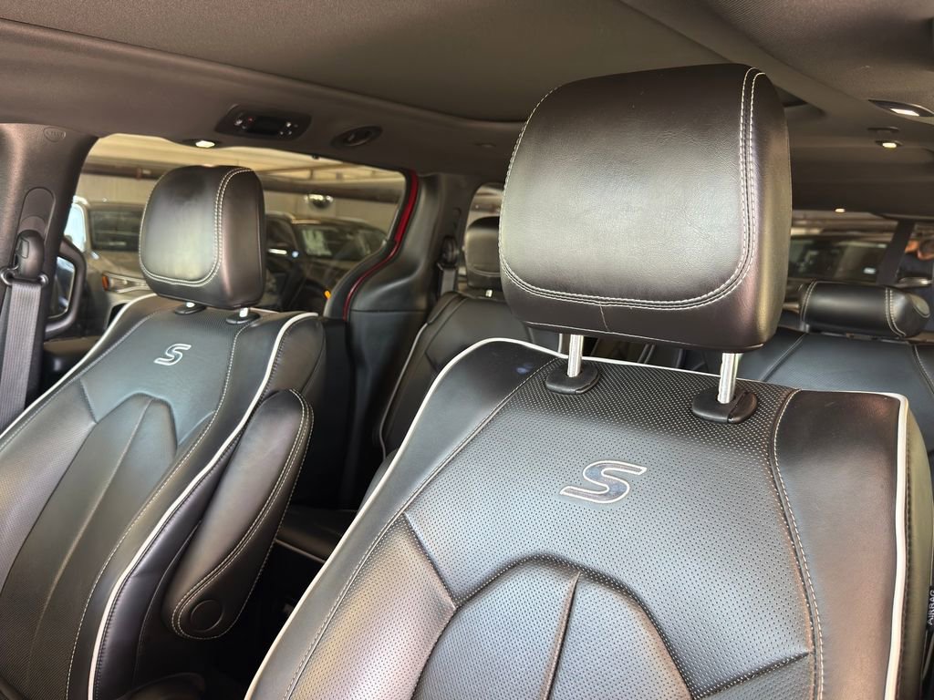 Used 2025 Chrysler Pacifica Limited image 15