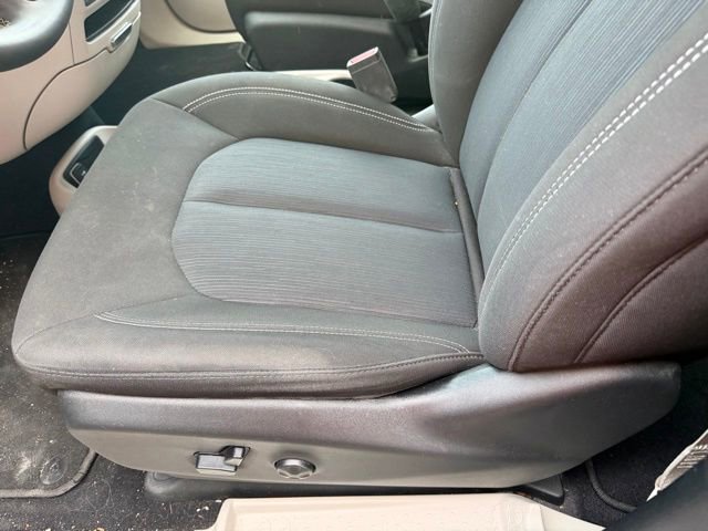 Used 2023 Chrysler Voyager LX image 29