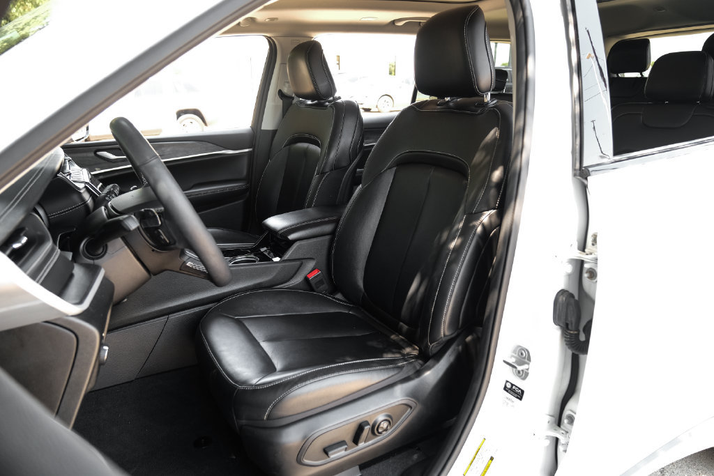 Used 2023 Jeep Grand Cherokee L Limited AWD/4WD image 8