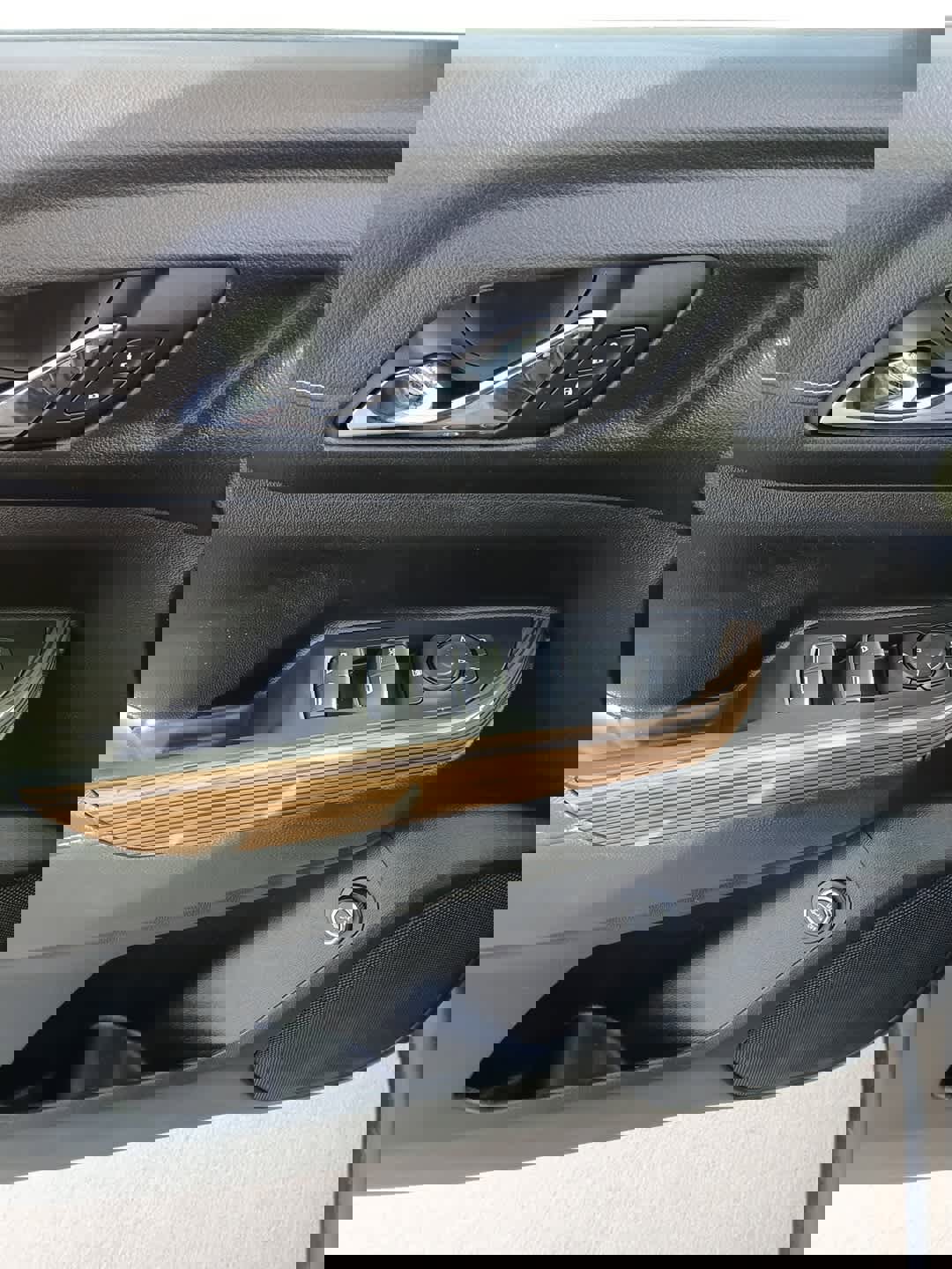 Used 2023 GMC Acadia SLE w/ Driver Convenience Package image 12