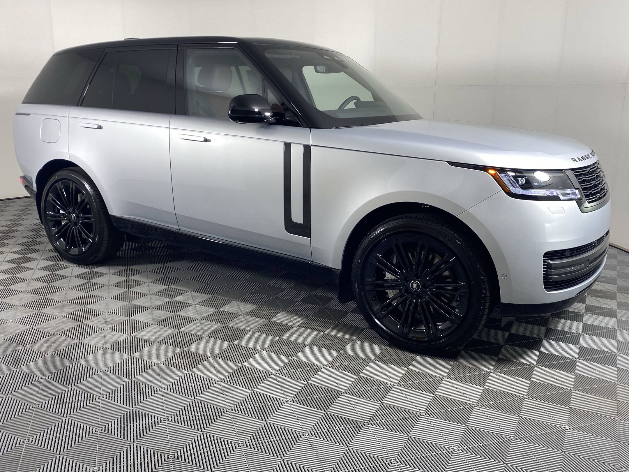 New 2025 Land Rover Range Rover SE image 5