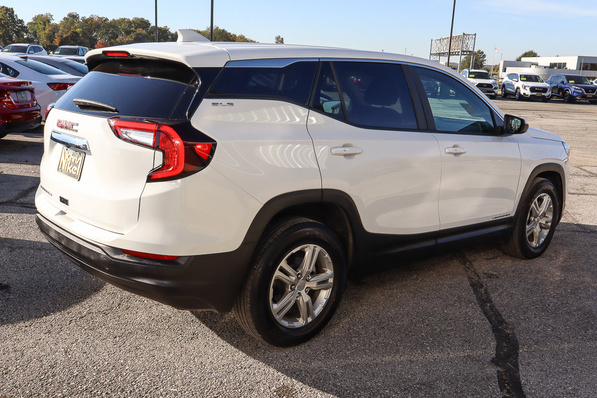 Used 2024 GMC Terrain SLE image 4
