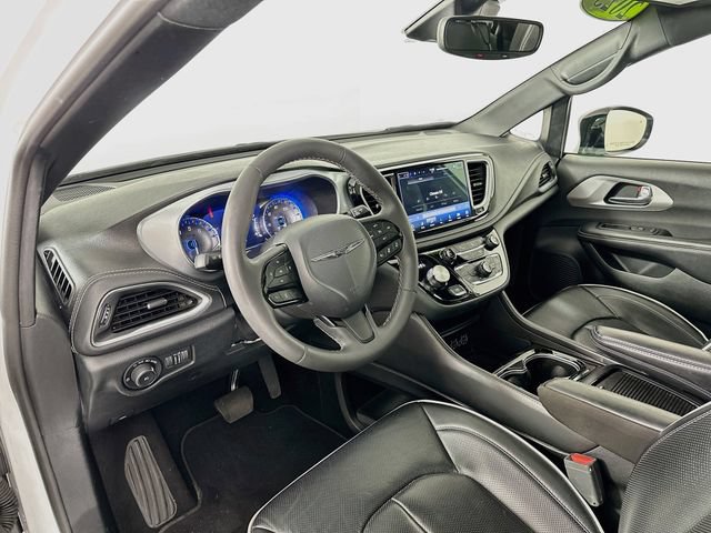 Used 2025 Chrysler Pacifica Limited FWD image 9