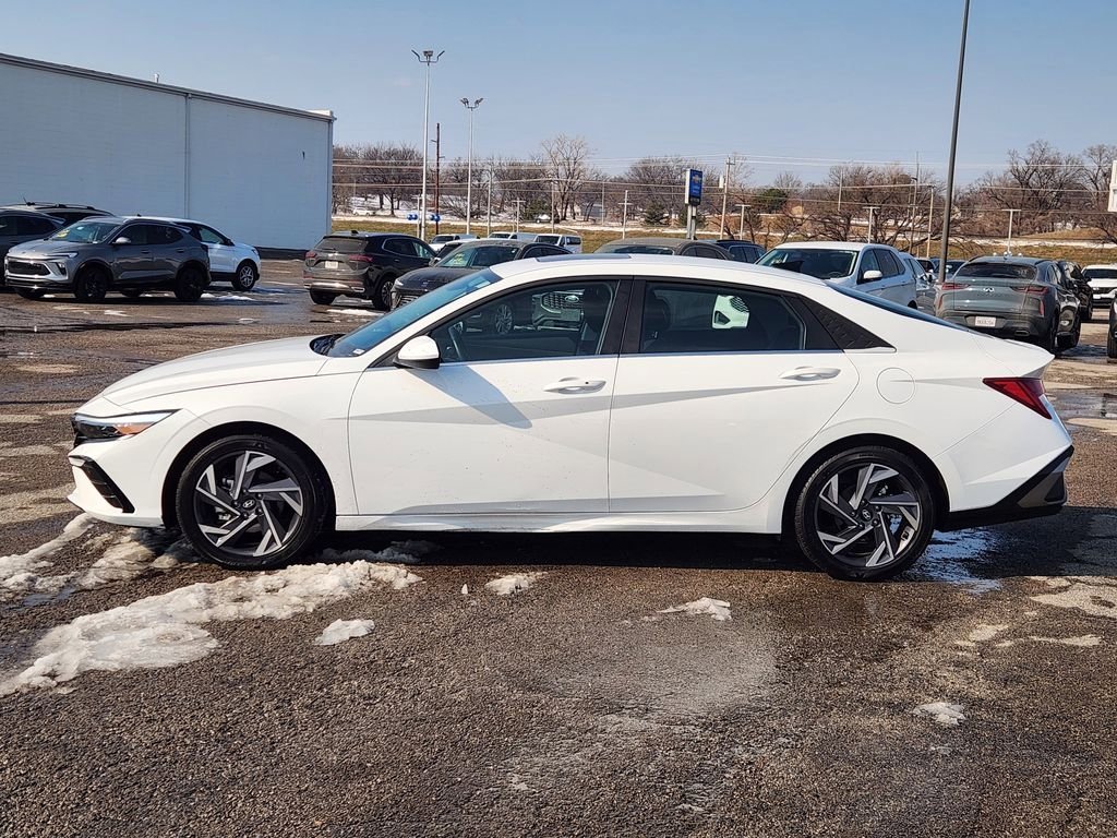 Used 2025 Hyundai Elantra SEL FWD image 4