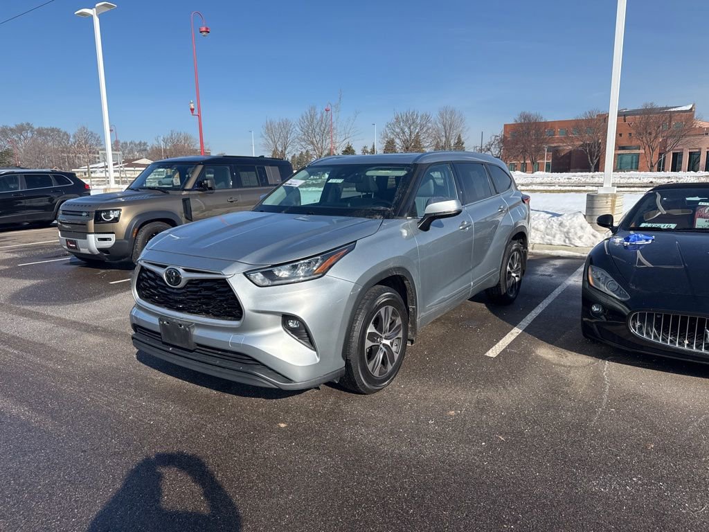 Used 2020 Toyota Highlander XLE image 2